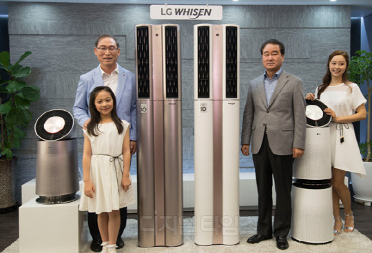 송대현 LG전자 H&A 사업본부장 사장(왼쪽)과 최상규 한국영업본부장 사장이 16일 서울 영등포구 여의대로 LG 트윈타워에서 학습할 수 있는 인공지능 기술인 '딥 씽큐'를 적용한 '휘센 듀얼 에어컨'을 소개하고 있다. 이번 신제품은 사람의 습관, 제품이 사용되는 주변환경 등을 스스로 학습하고 사람이 주로 머무르는 공간을 찾아내 쾌적한 바람을 내보내는 것이 특징이다. 유동일기자 eddieyou@